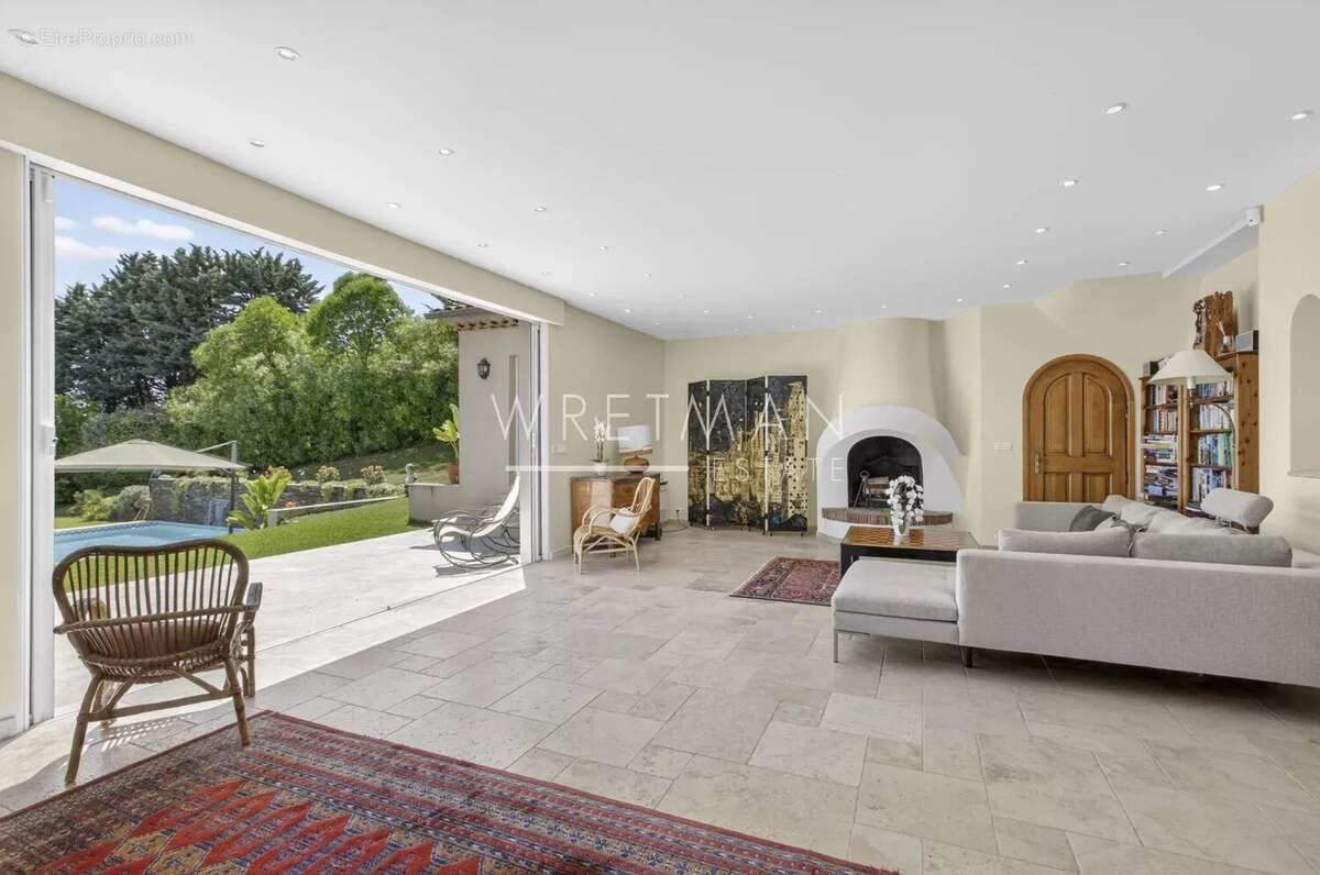 Maison à CHATEAUNEUF-GRASSE