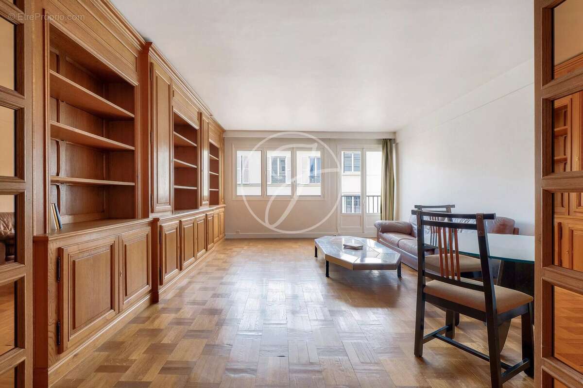 Appartement à PARIS-16E