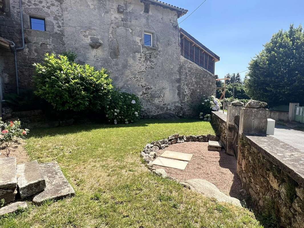 Charmante maison en pierre de deux chambres, granges et jardin - photo 13