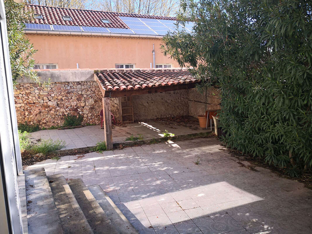 Cuers Immeuble 5 appartements, un commerce - photo 2