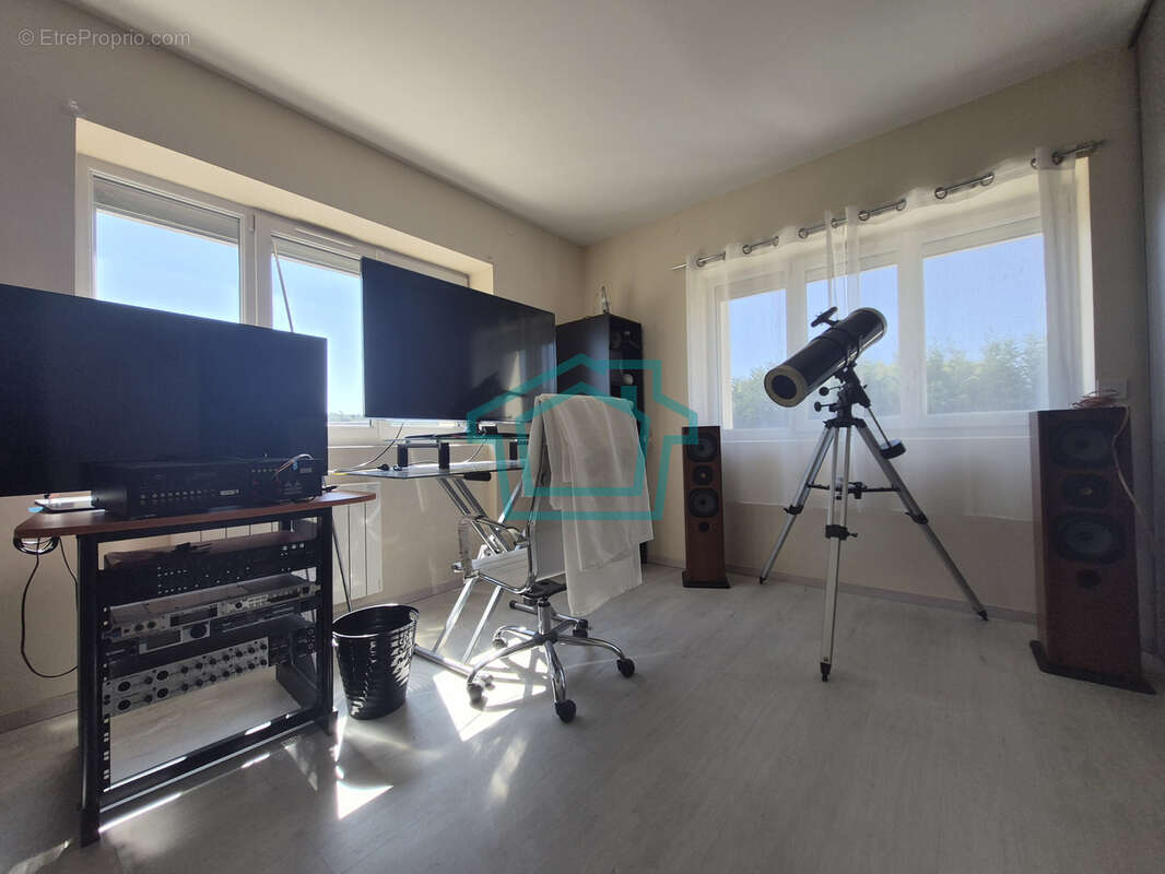 GROSROUVRE   Maison en pierre de caractère de 168 m2 avec grange de 100 m2, studio indépendant et fort potenti - photo 13