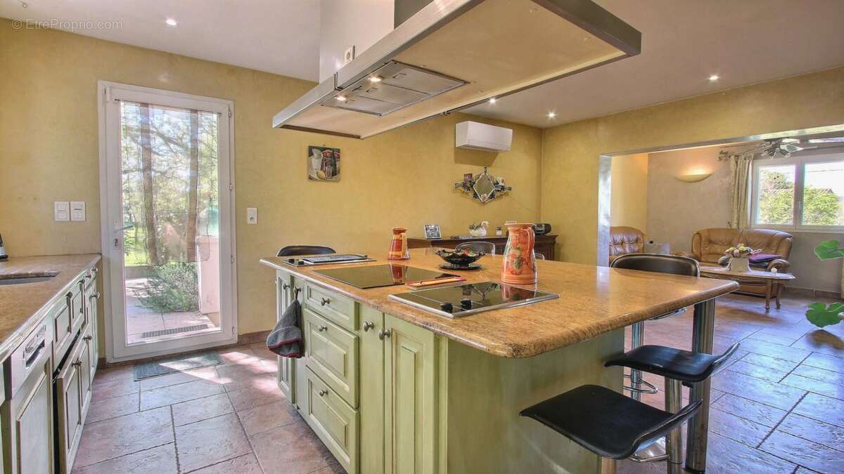 En EXCLUSIVITE sur GONFARON - Maison provençale de 152m² sur plus de 2000 m² Calme et cadre naturel privilégié - photo 3