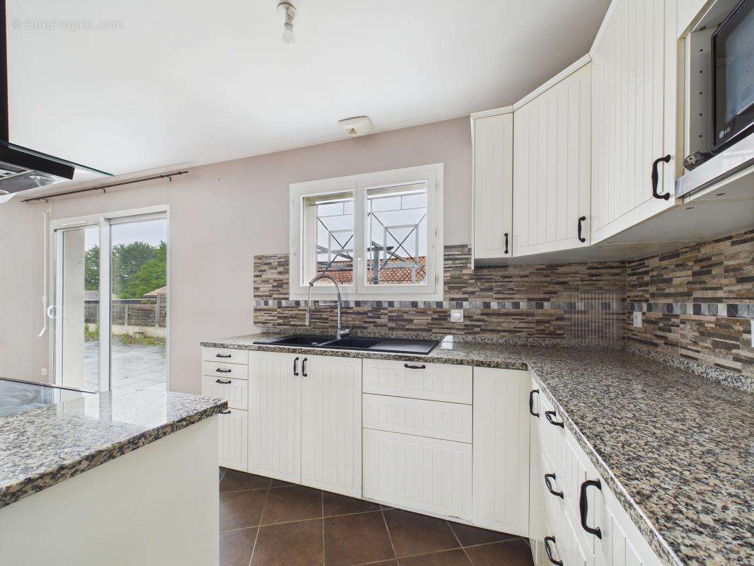 Maison à SAINT-YZAN-DE-SOUDIAC