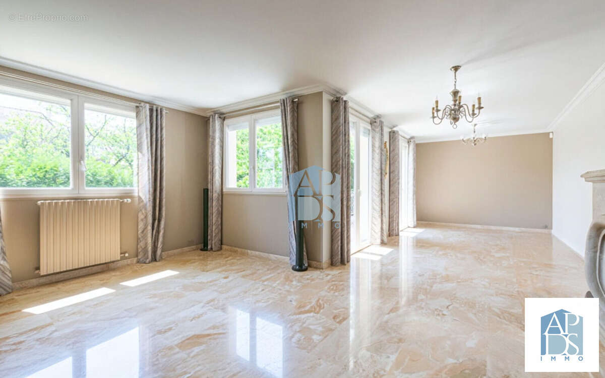 Salon / Salle à manger - Maison à NOISY-LE-GRAND
