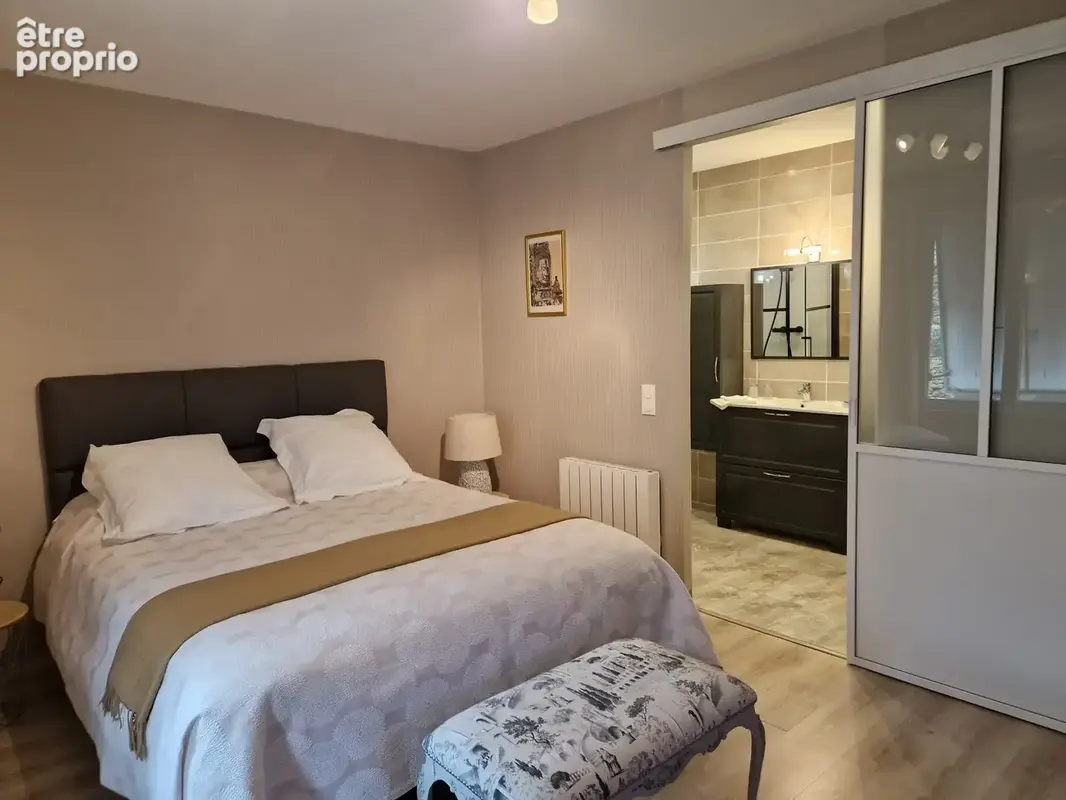 Maison de bourg rénovée de 204 m2 avec 5 chambres, 3 suites parentales, jardin clos et dépendances - photo 7