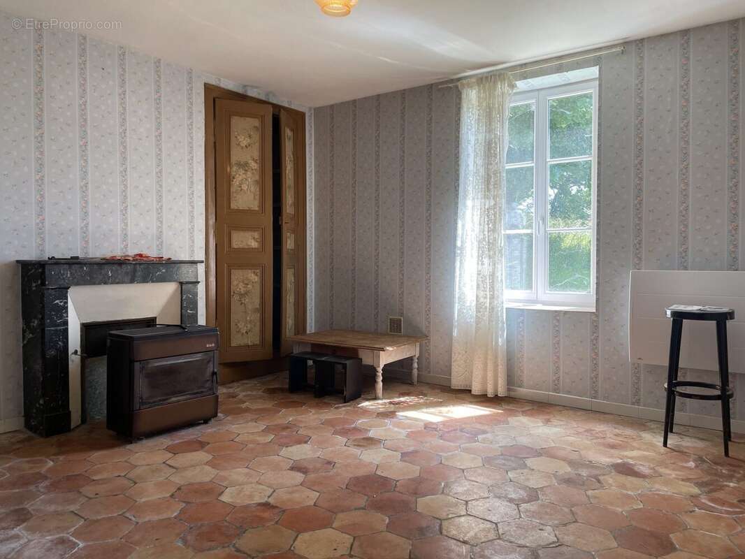 Salon avec cheminée - Maison à BONNETABLE