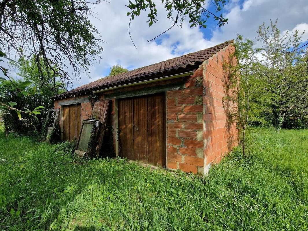 Maison perigordine en pierres à renover avec dépendances et terrain d'env 5000m2 - photo 13