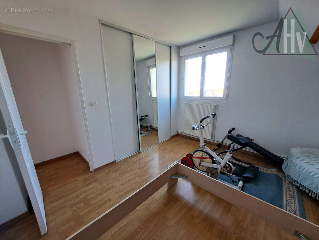 VILLEBOUGIS - Maison rénovée de 130 m2 avec 4 chambres, sous-sol et jardin. - photo 11