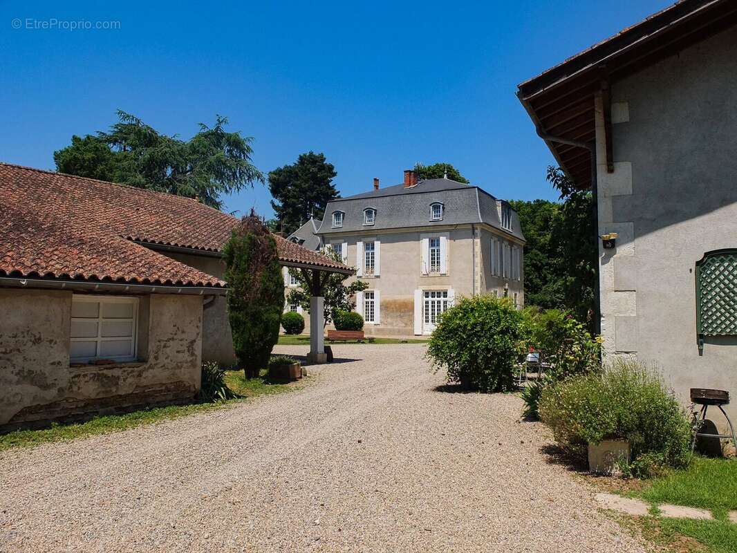 Domaine du XVIIe siècle avec gîtes, piscine et dépendances - photo 20