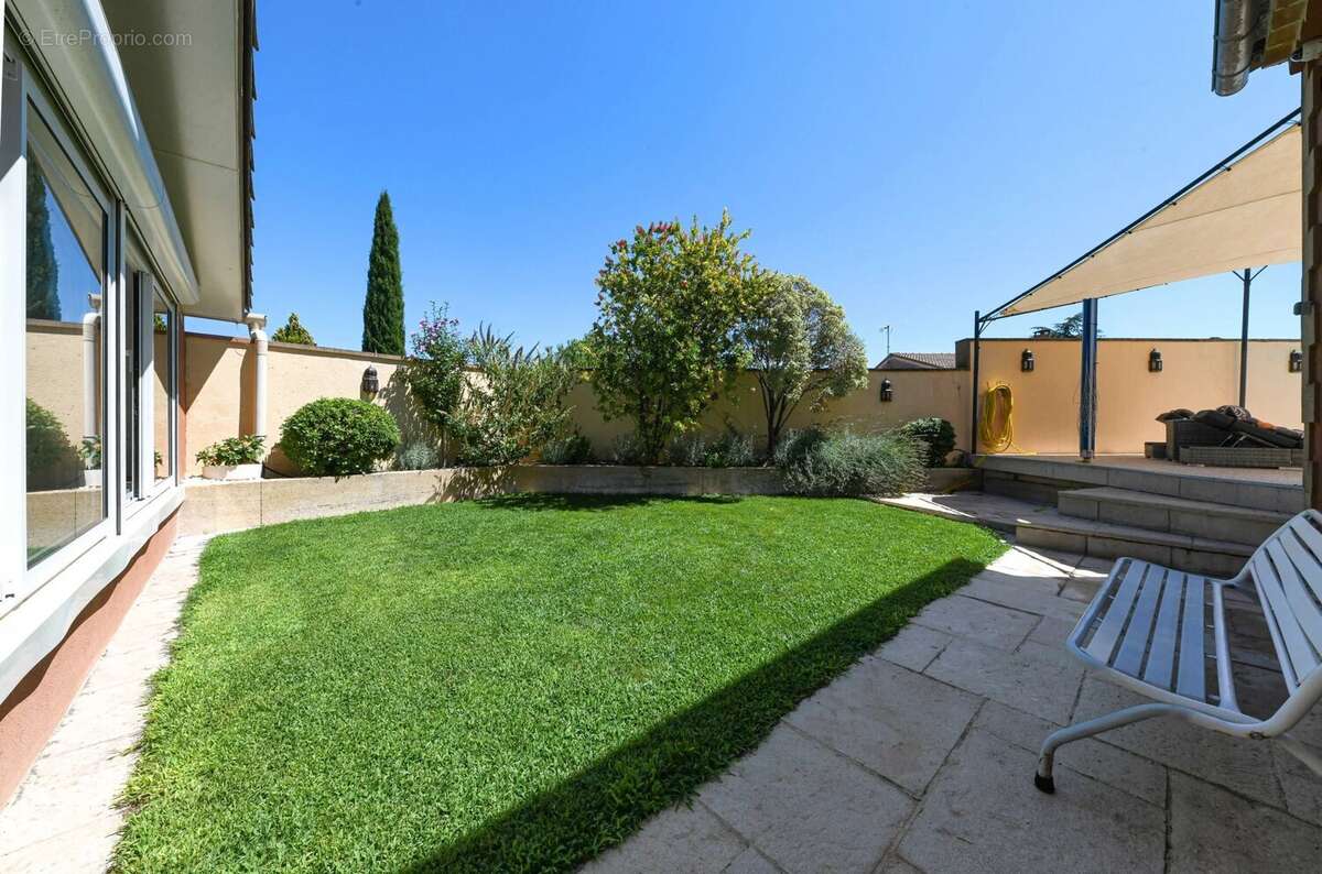 Maison méridionale de plain-pied de 167 m² avec jardin et piscine à 3.5 km du centre d’Uzès - photo 11