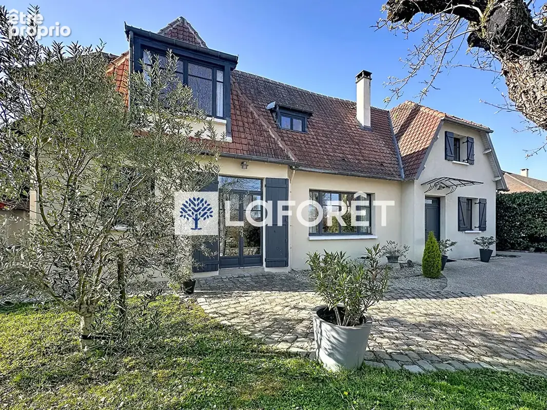 Maison de caractère au centre du village, un lieu rare entre charme ancien et lumière. - photo 4