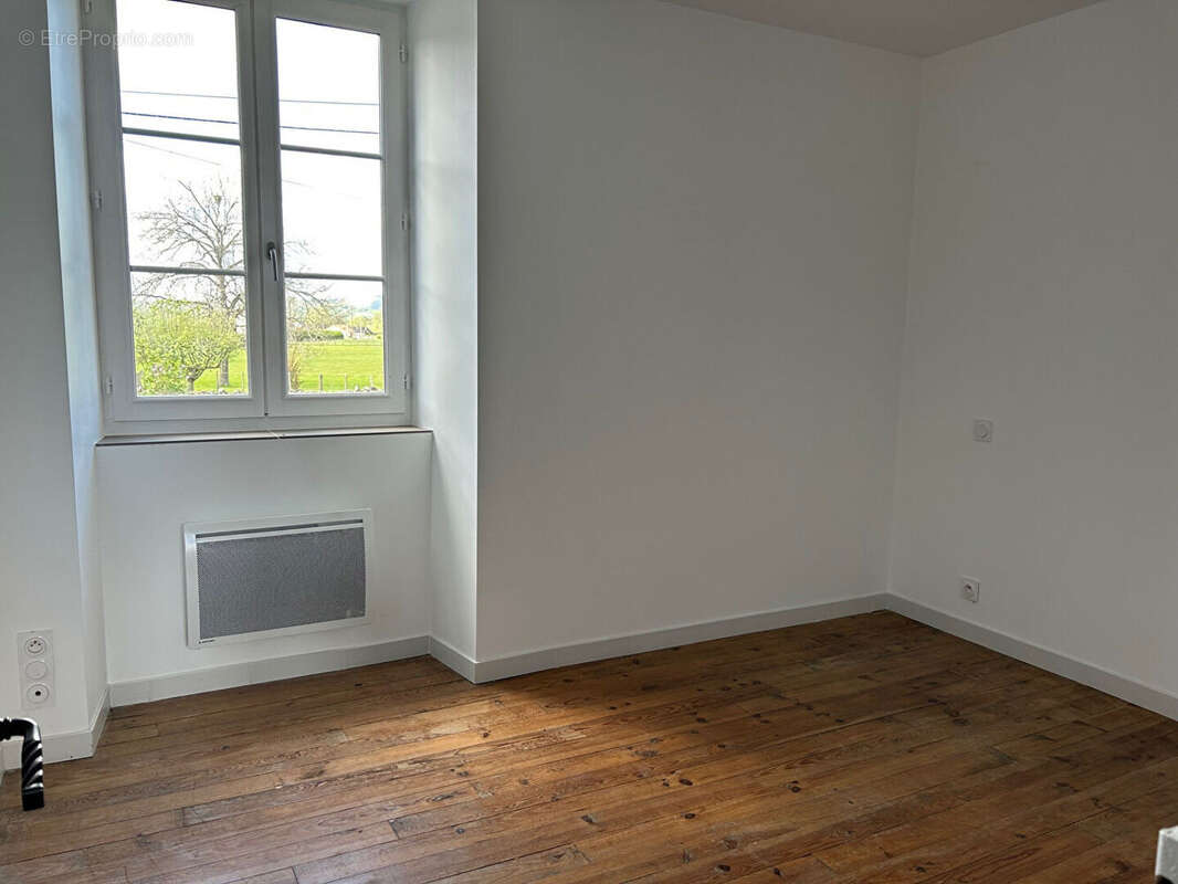 Maison de caractère rénovée avec cour et garages - photo 6