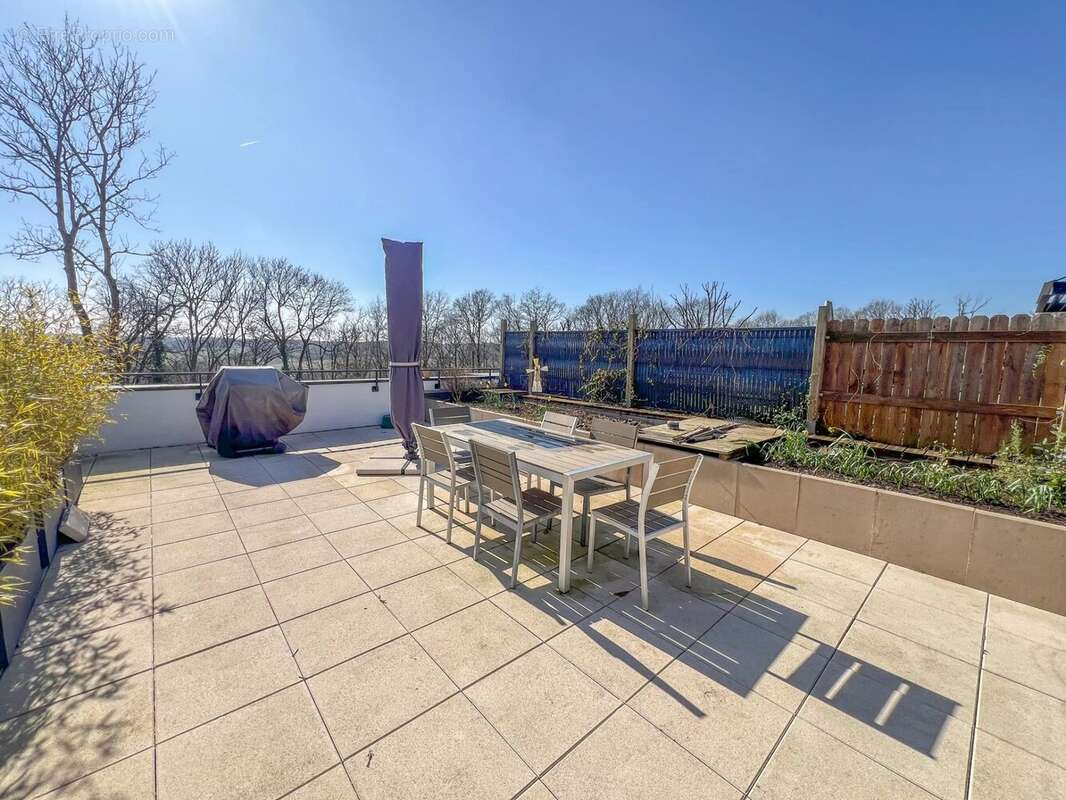 Appartement à LE MESNIL-SAINT-DENIS