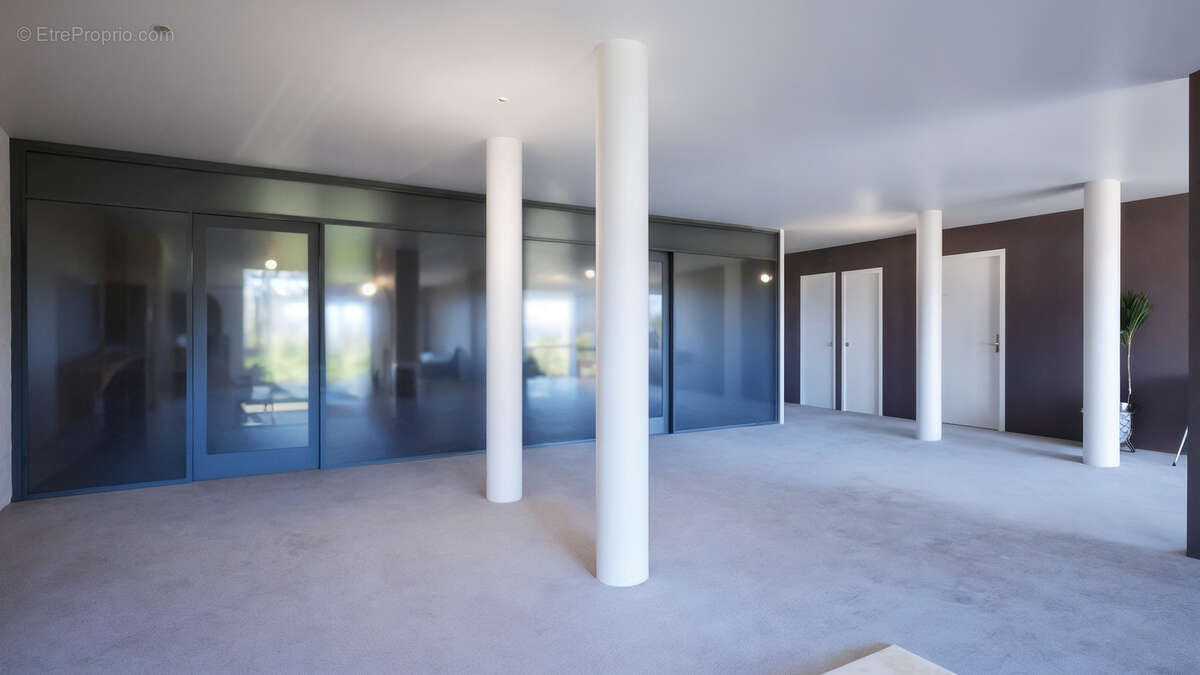 Commerce à SAINT-GENIS-POUILLY