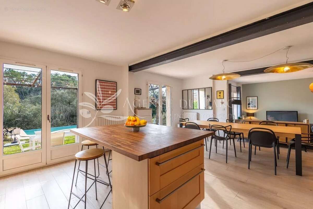 Maison à ROQUEFORT-LES-PINS