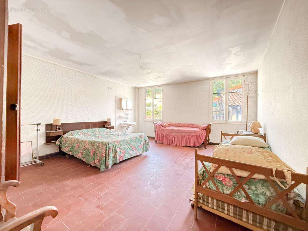 Maison de Maître à vendre à LUCERAM 160 m² 4 chambres jardins terrasses caves - photo 10