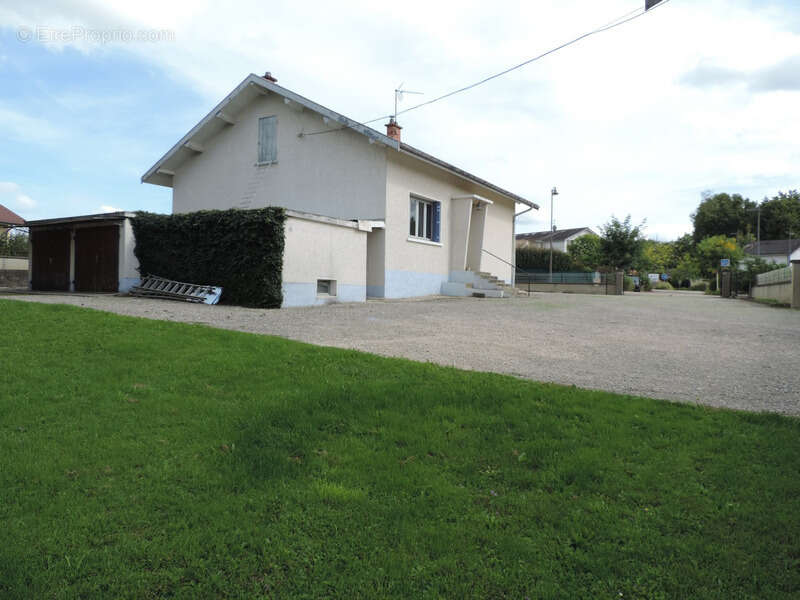Dpt Ain (01), à vendre MONTAGNAT, propriété à rénover avec maison de 84 m² et dépendance de 170 m² - Terrain de 2 300 m² - photo 5