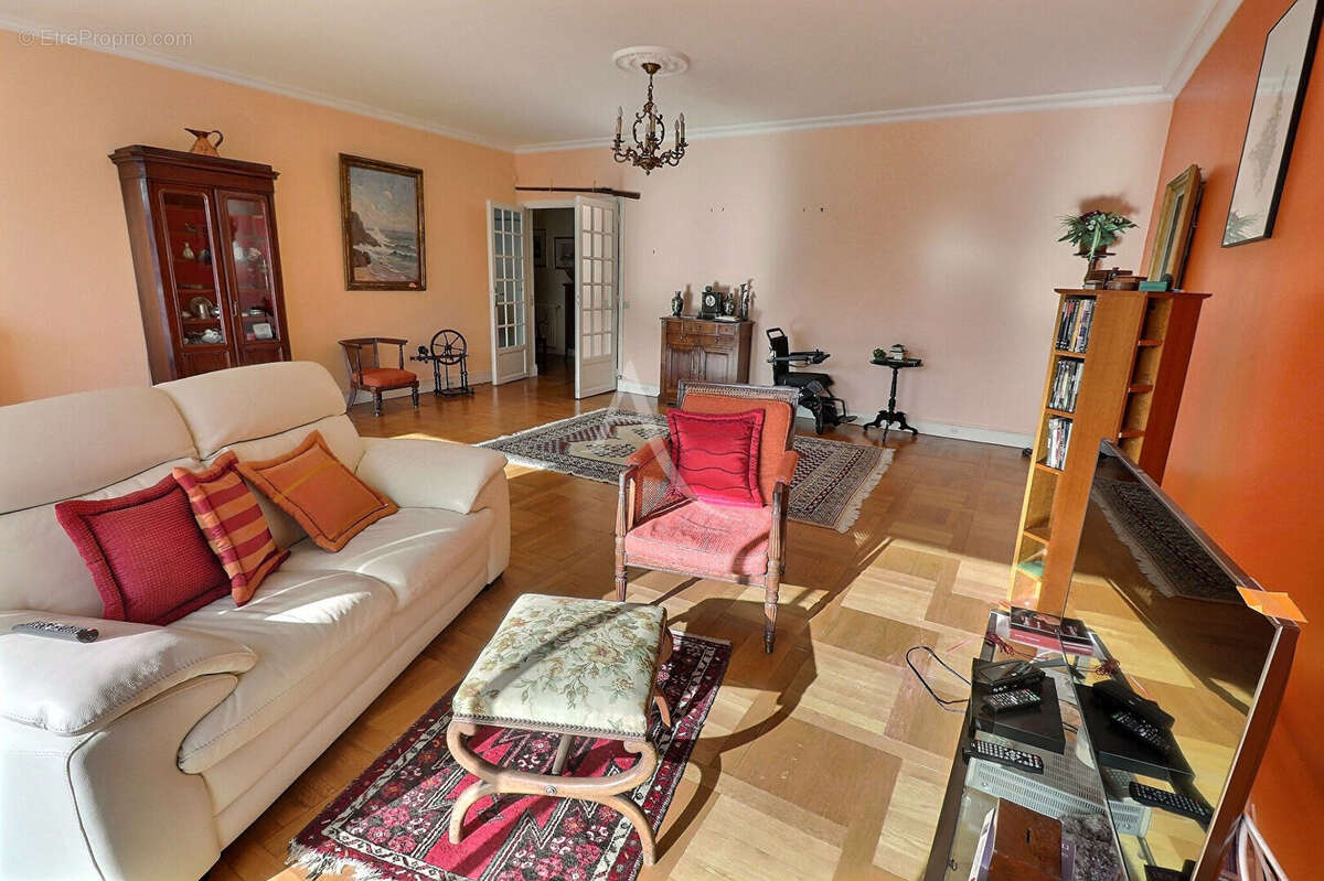 Appartement à LE MESNIL-LE-ROI