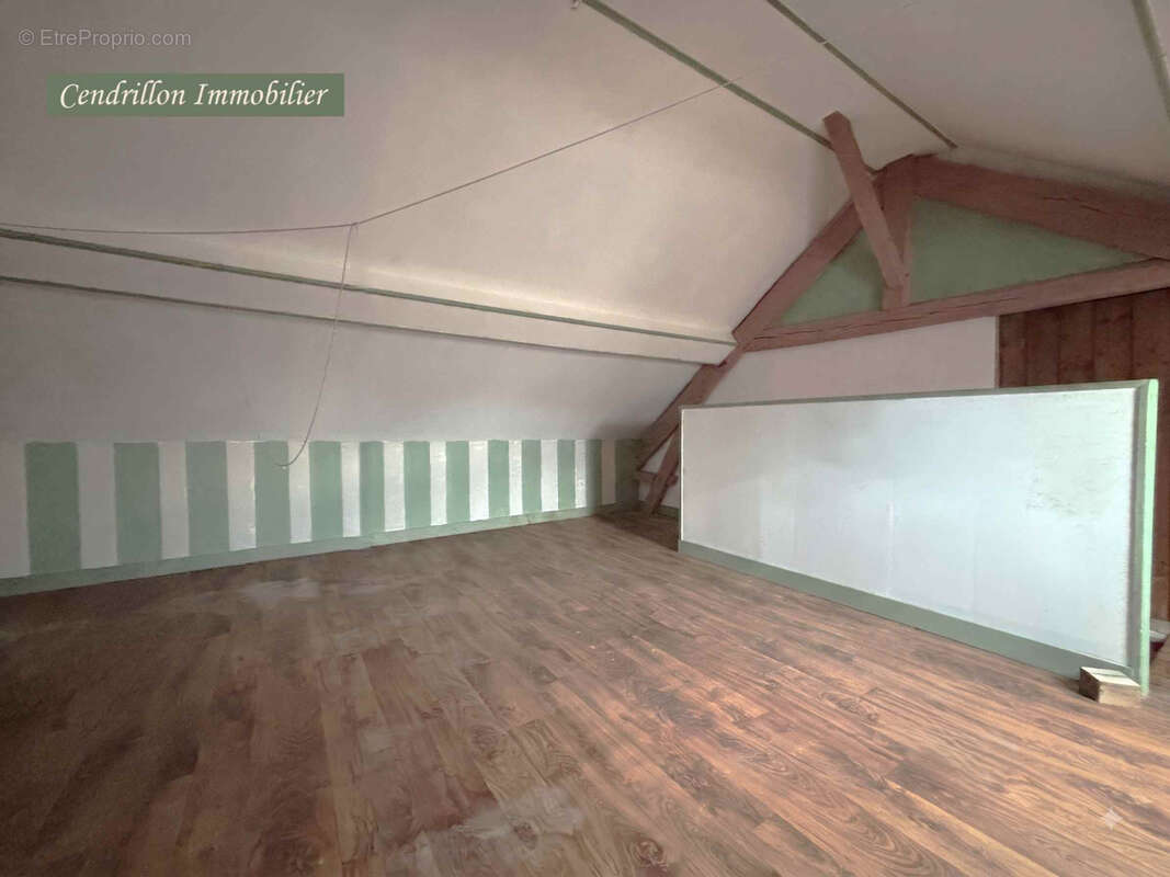 Maison de bourg en pierres, indépendante, 80m2 habitable de suite, avec cour et atelier. - photo 5