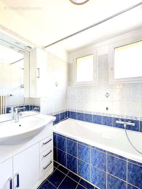 Appartement_Saint_Jeoire__grand_espace_proche_ecole_genève_frontière_suisse_ceva_bus_commerces_lumineux_calme_Balcon_extérieur_séjour_salon_cuisine_chambre_1_2_salle_de_bains_