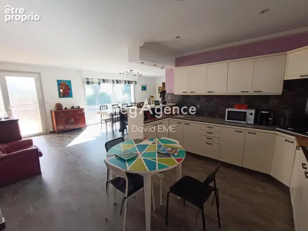 9 Pièces, 166 m2, 6 chambres, Piscine, ST CHRISTOPHE DU LIGNERON - photo 8