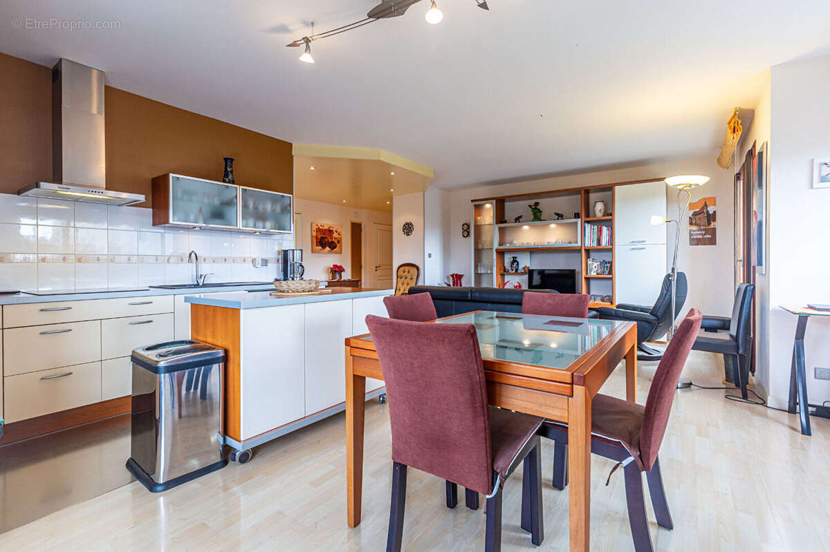 Agence immobiliere laforet - "tournesol" - annecy - appartement t3 traversant de 73.59m² - balcons - cave - garage en option - photo 3