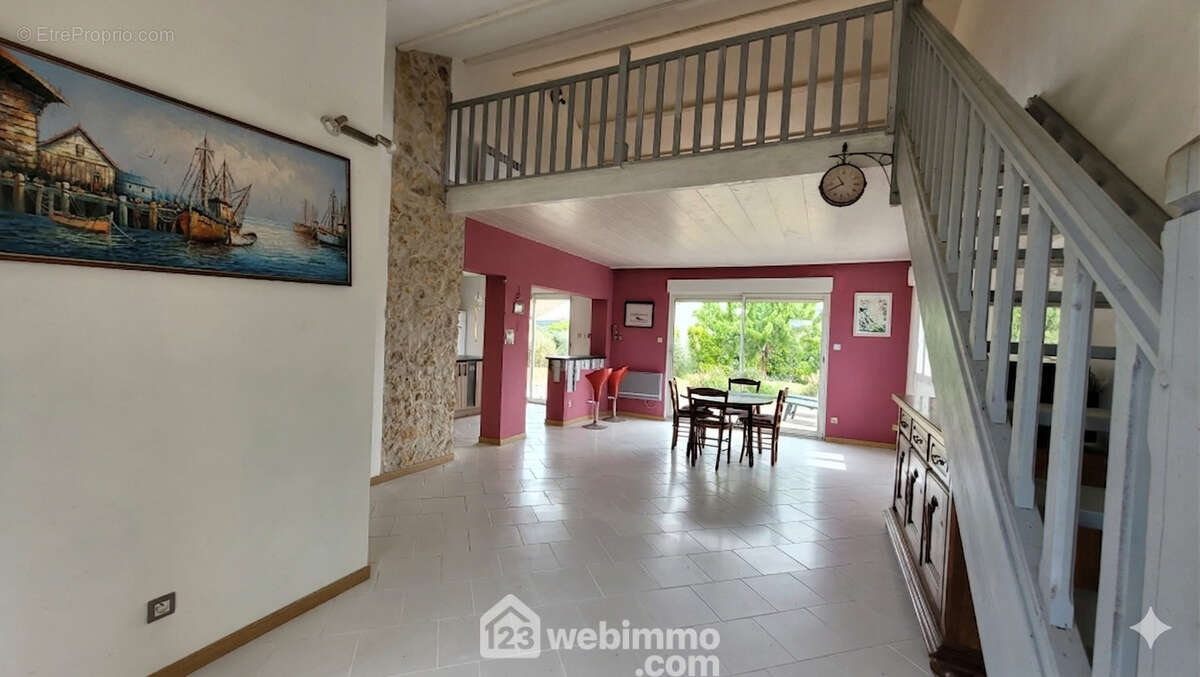 Une belle pièce de vie - Maison à LONGEVILLE-SUR-MER