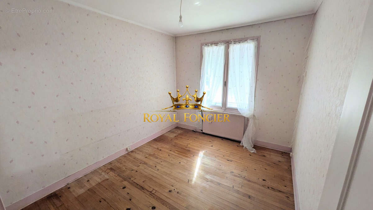 Chambre 1 avec placards 