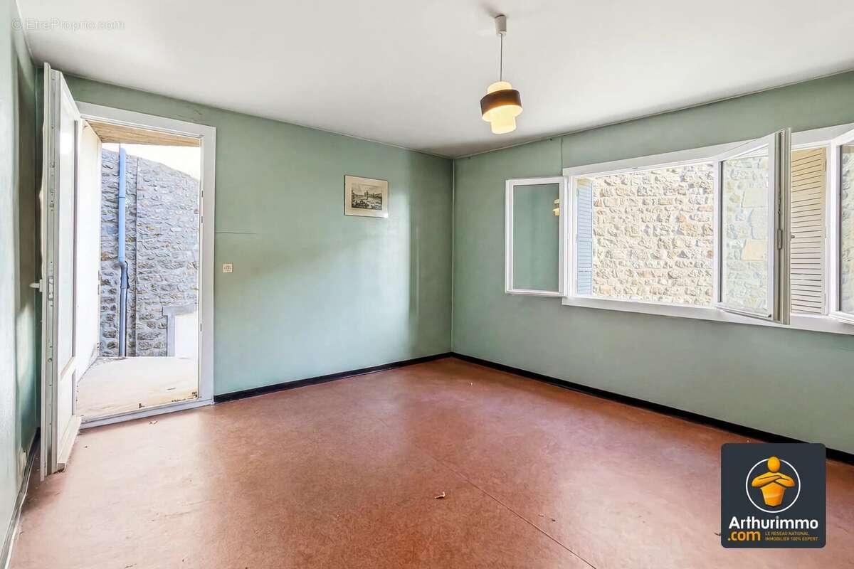 « Maison de village familiale avec terrasse, véranda, combles aménageables et double garage » - photo 14