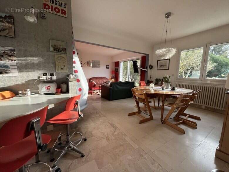 Rdc_Salle à manger et salon (vue cuisine) - Maison à CARQUEFOU