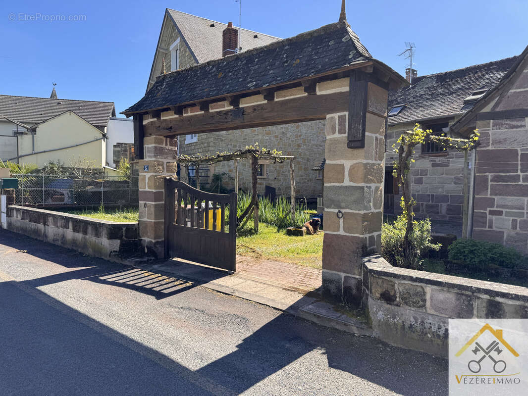 Maison à VARETZ