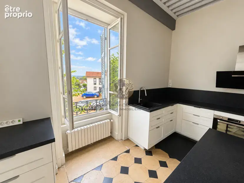 Appartement de charme de 66 m2 en duplex dans une propriété bourgeoise   Vue sur les Monts d’Or - photo 7