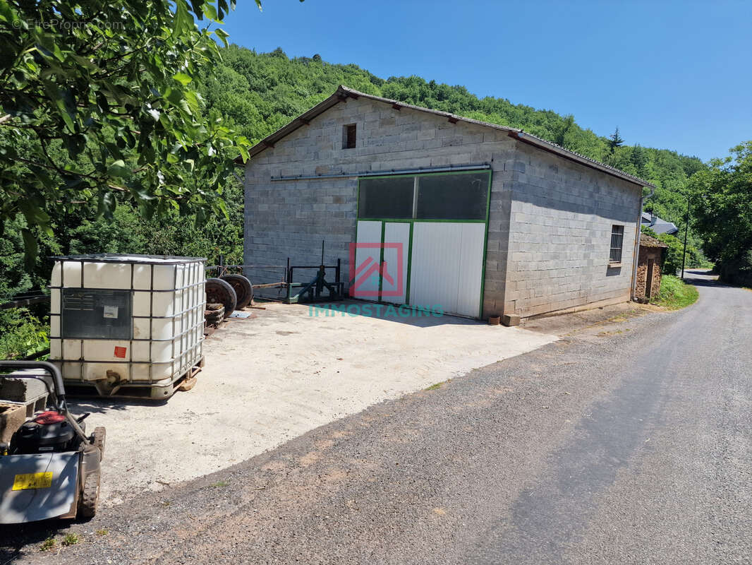 Maison à LAVAL-ROQUECEZIERE