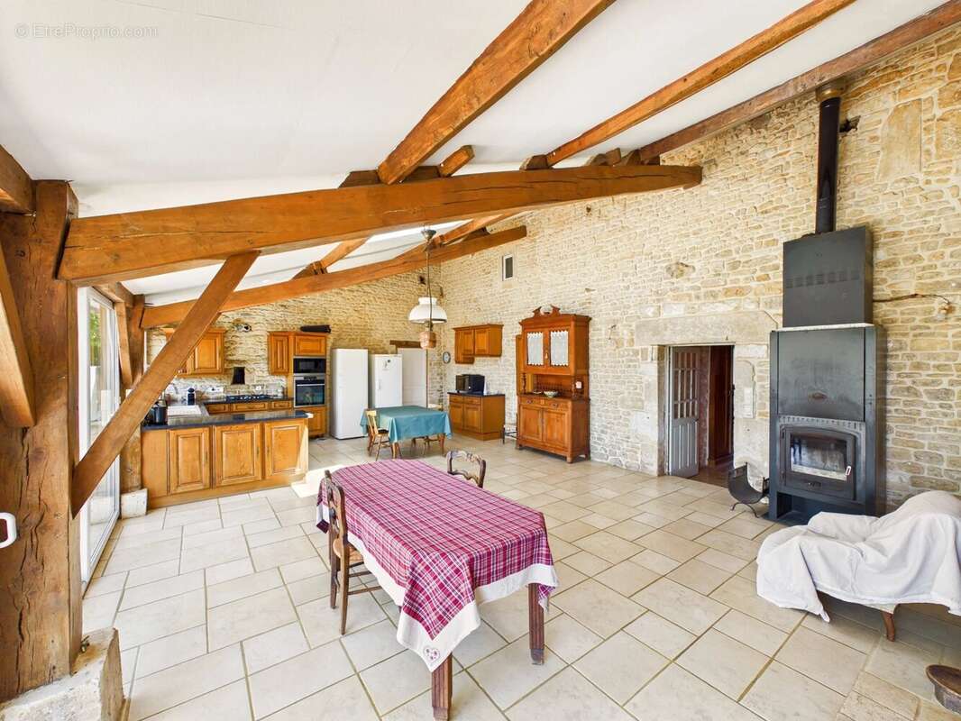 Propriété de caractère exceptionnelle avec appartement indépendant, potentiel gîte, garages et grand hangar - photo 5