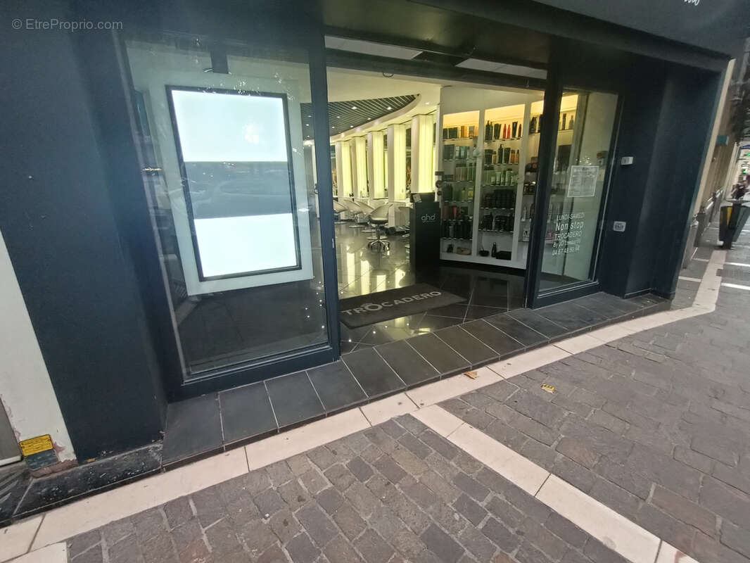 Emplacement  no1 pour ce salon de coiffure à Béziers, superbe opportunité - photo 4