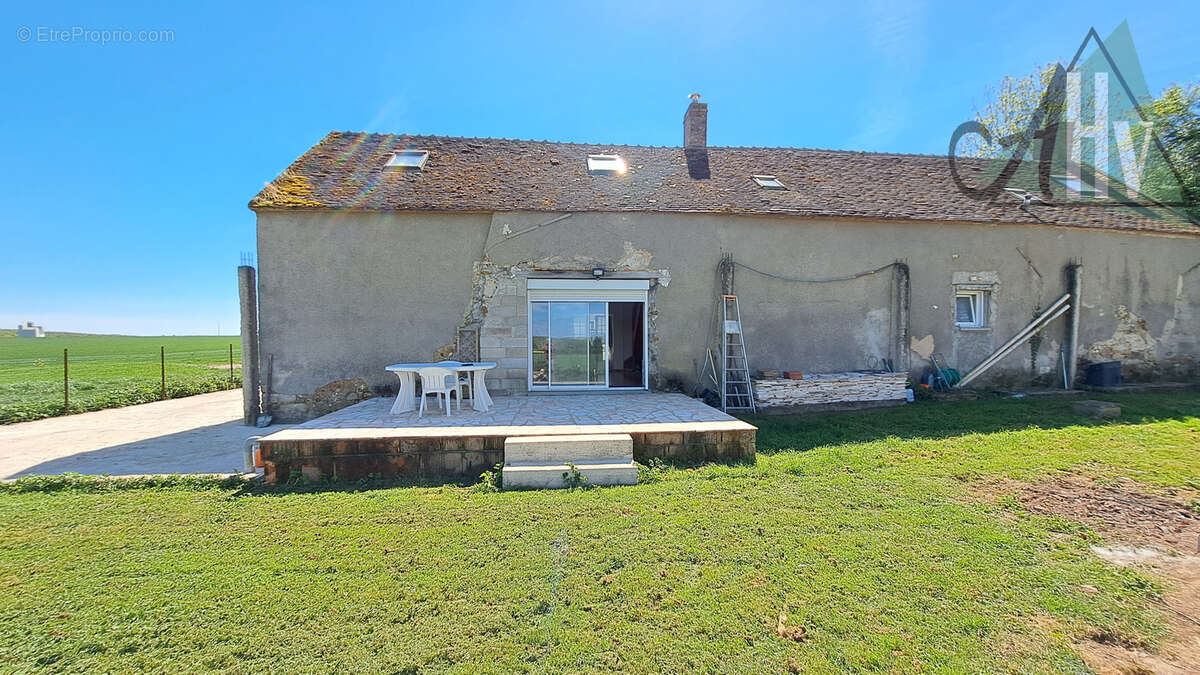 Maison à VILLENEUVE-LA-GUYARD