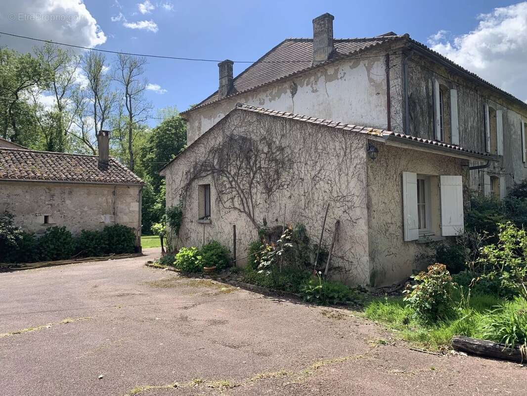 Maison mitoyenne avec 6 chambres, maison d'amis et dépendances - photo 3