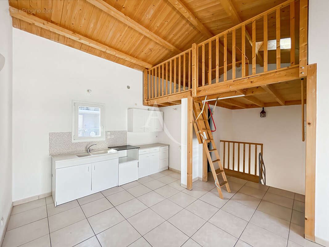 Ensemble immobilier avec local commercial en RDJ et T2 mezzanine à l'étage - photo 7
