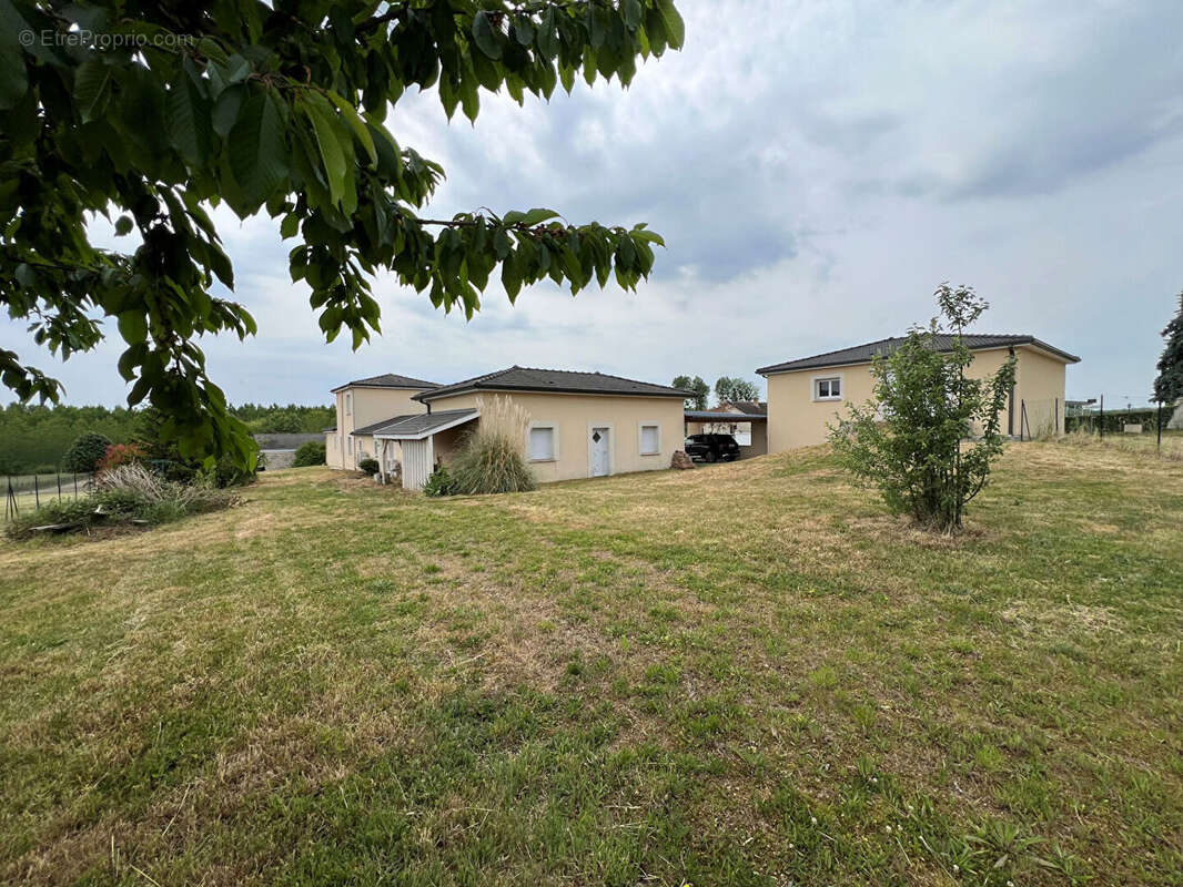 Maison à CHATELRAOULD-SAINT-LOUVENT