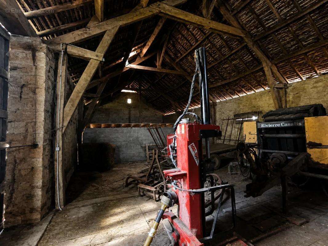Maison en pierre avec étang et vastes dépendances - photo 21