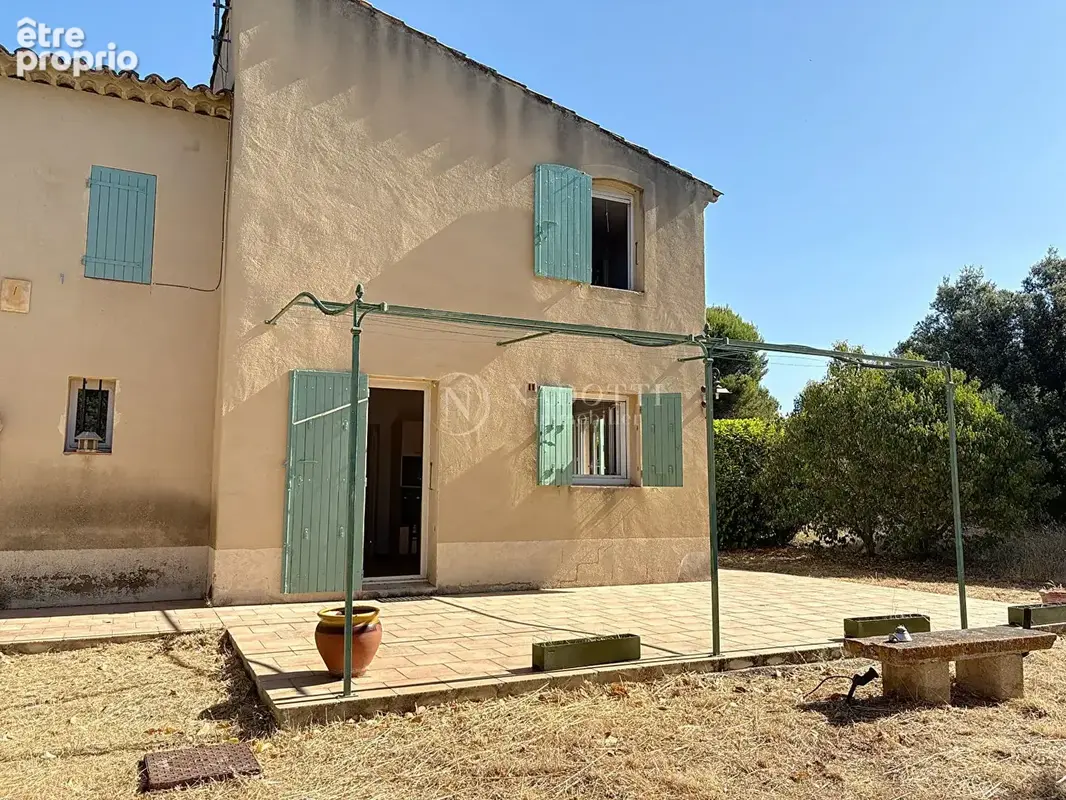 Lauris - Propriété avec piscine et dépendance sur 3300m2 de terrain. - photo 2