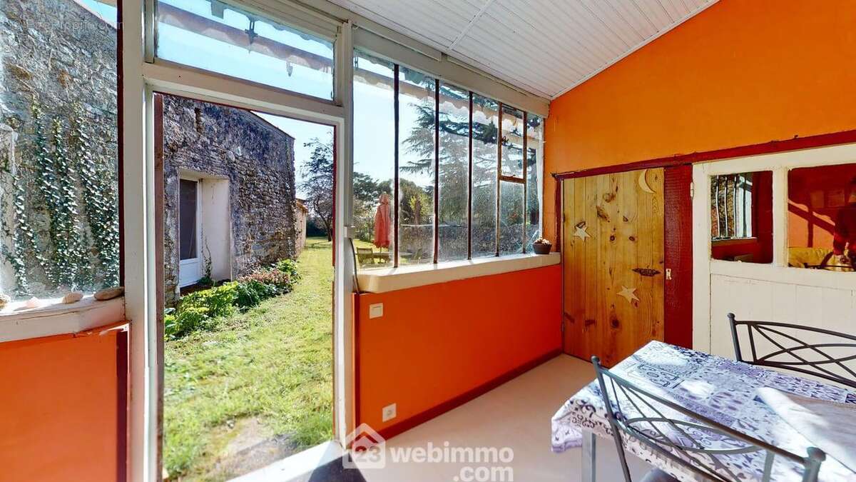 Veranda avec petite lingerie et WC séparé. - Maison à JARD-SUR-MER