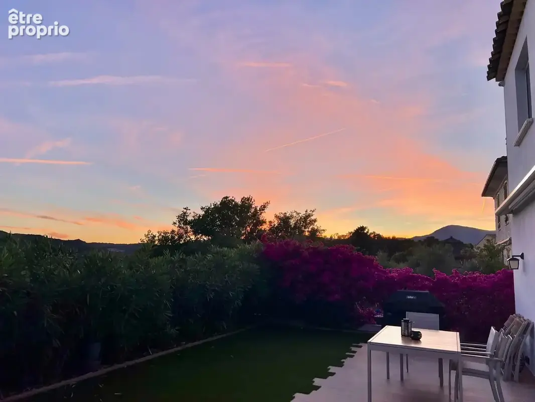 VILLENEUVE-LOUBET - Villa récente 4 Chambres – 120 M² – Piscine – Proche village - photo 23