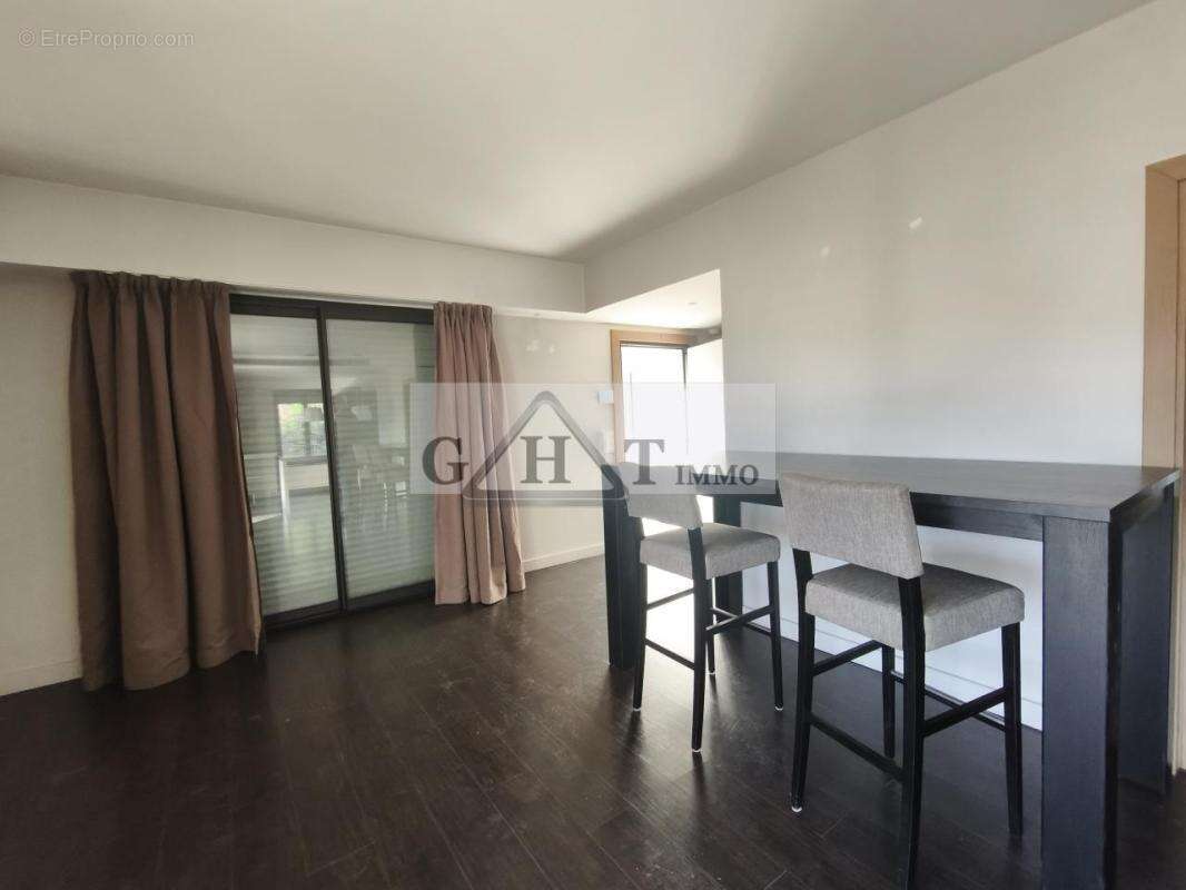 Commerce à TOURRETTES