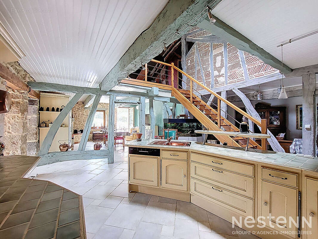 A Vendre Maison en pierre rénovée de 318 m² avec dépendances et point d'eau sur deux hectares - photo 6