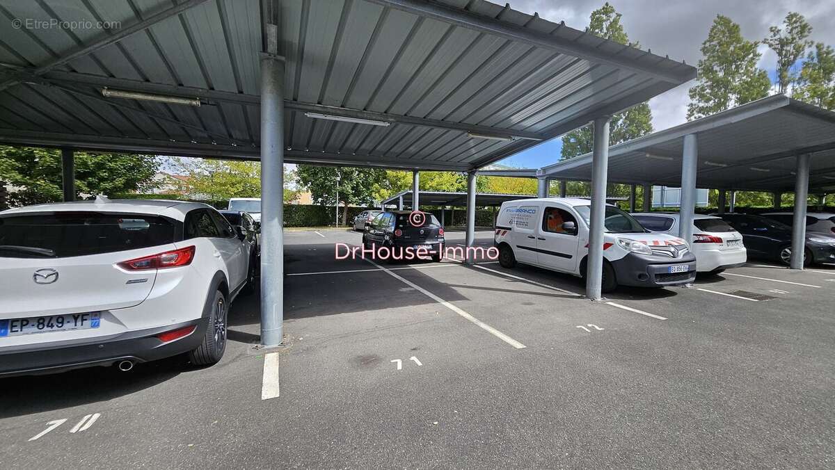 Parking à SAVIGNY-LE-TEMPLE