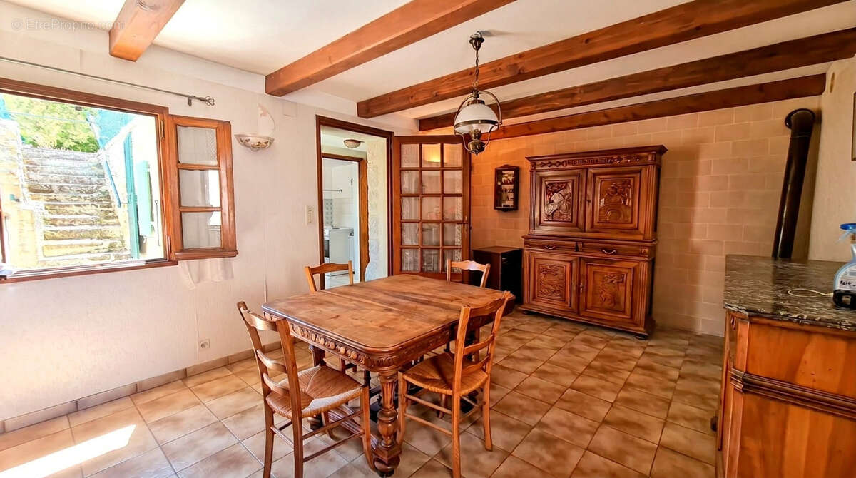 Maison de village en pierre offrant un beau potentiel d'aménagement -  118 m2 environ, de type P5 avec garage - photo 5