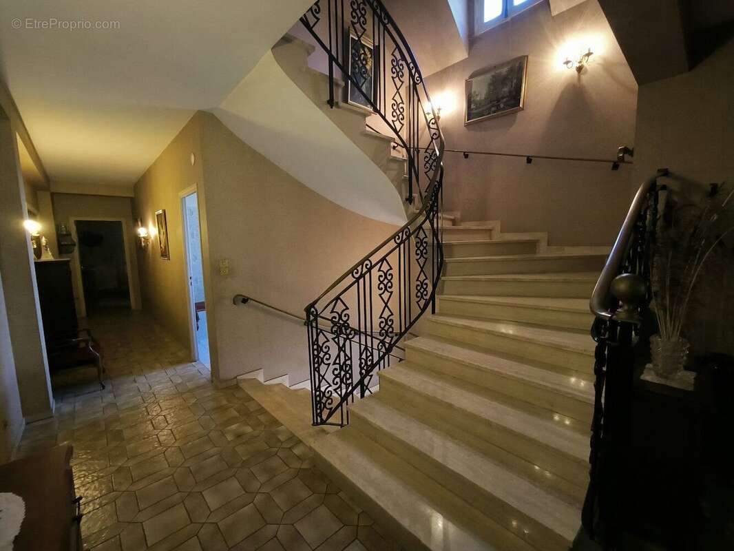 Maison Ile de France de qualité . Jardin clos . Foix . - photo 3