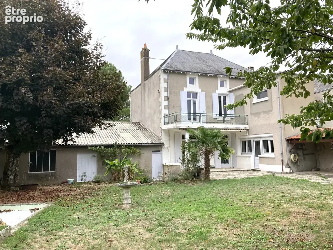 Belle Maison de Maître en centre ville avec jardin et garages - photo 1