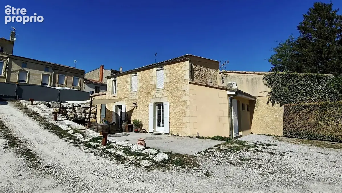 Blaye centre à pied   Maison en pierre   Jardin 1 212 m2 sans vis-à-vis   DPE C - photo 2